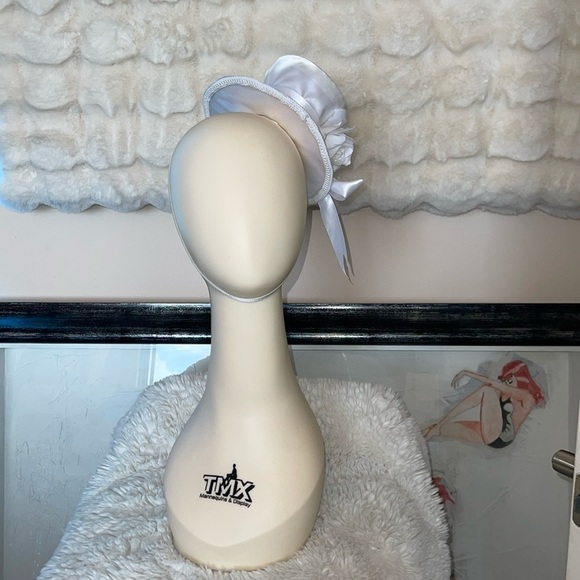 Tiny hair piece top hat with adjustable wire around the edges 
White with floral - Picture 1 of 6